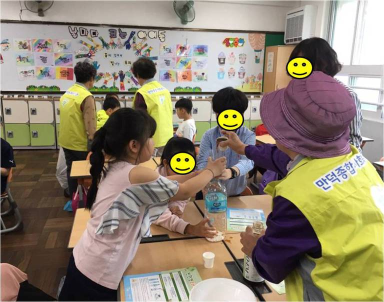 노인일자리 및 사회활동지원사업 실버EM활용팀 \'친환경EM교실\'