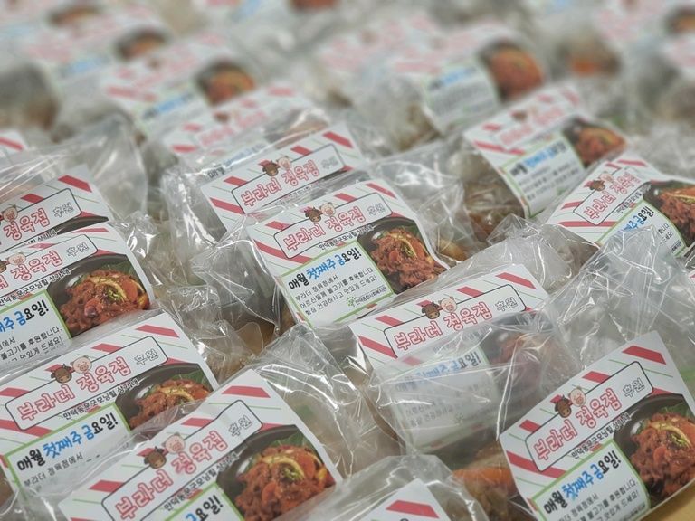 부라더정육점에서 후원받은 한돈불고기를 밑반찬 서비스 어르신에게 전달하였습니다!