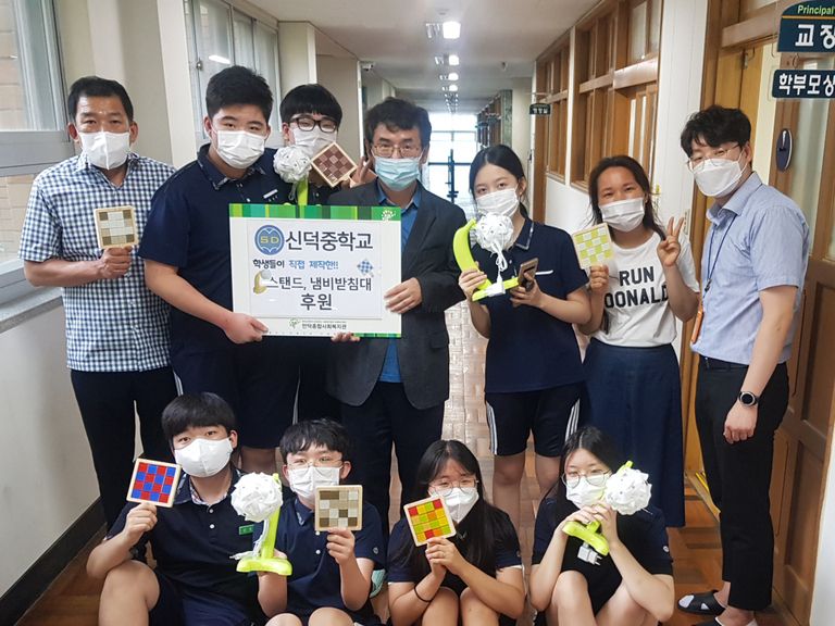 신덕중학교 학생들이 직접 만든 스탠드와 냄비받침대를 후원해주셨습니다!!