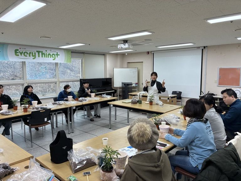 지역 내 50+중장년 참여자와 발달장애 청년 참여자가 함께 동행하며 활동하는 '에브리띵 +' 의 원예활동을 진행했습니다!