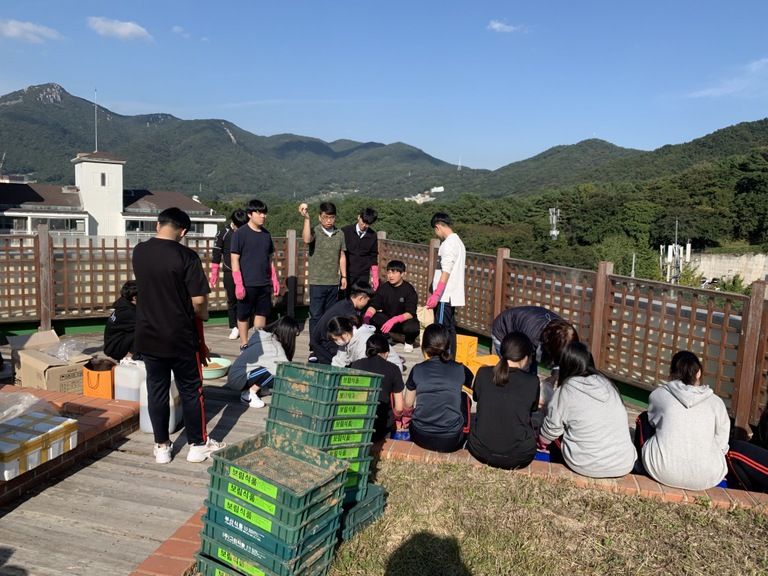 만덕고 힐봉부와 EM 흙공을 만들다