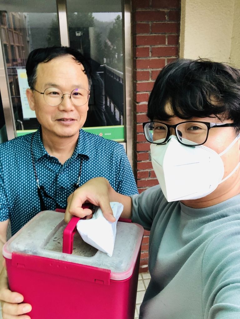 백양중학교 김상국 교감선생님께서 복지관 직원들 힘내라고 어제는 옥수수, 오늘은 직접 구운 계란을 가져다 주셨습니다!