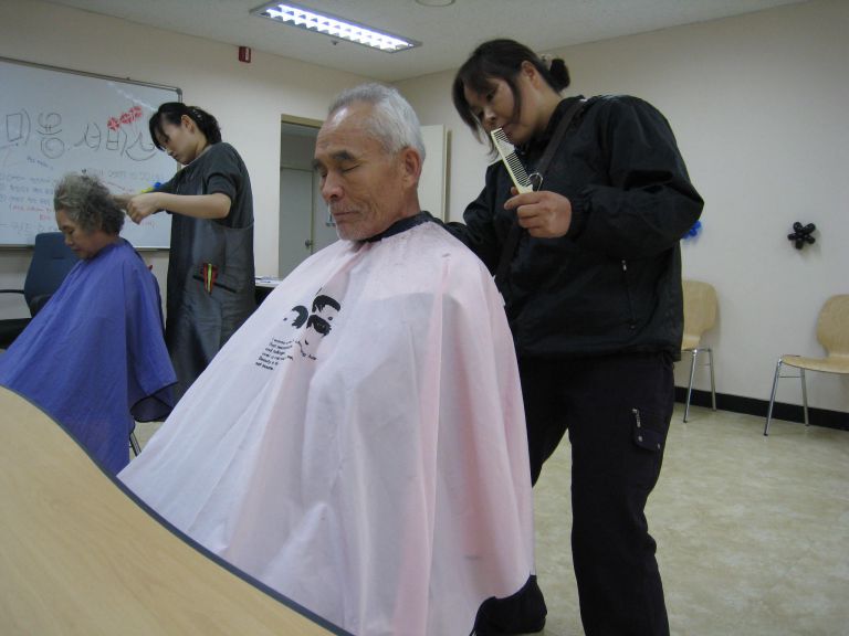  어르신을 위한 이,미용 서비스를 실시 했답니다~